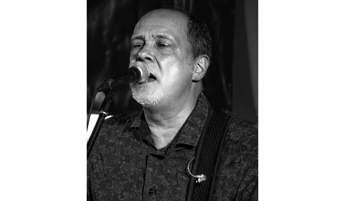 Tom on backing/lead vocals....